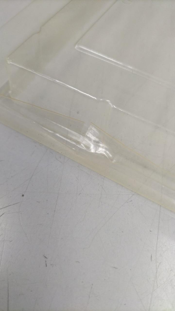 内箱一部破損しています
