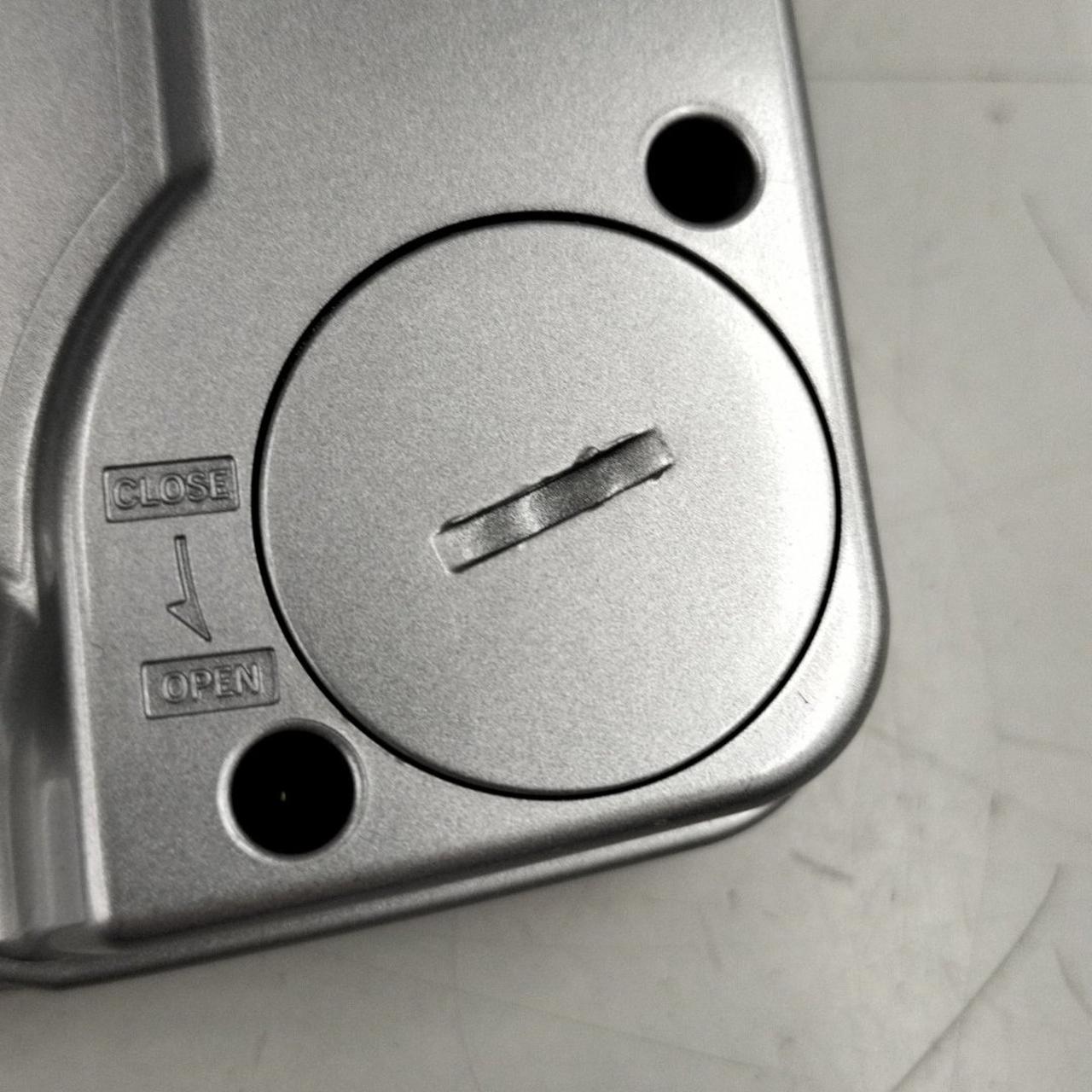 電池蓋にキズあります