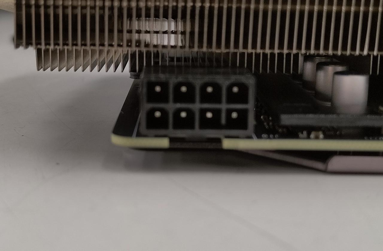 補助電源:8pin x1