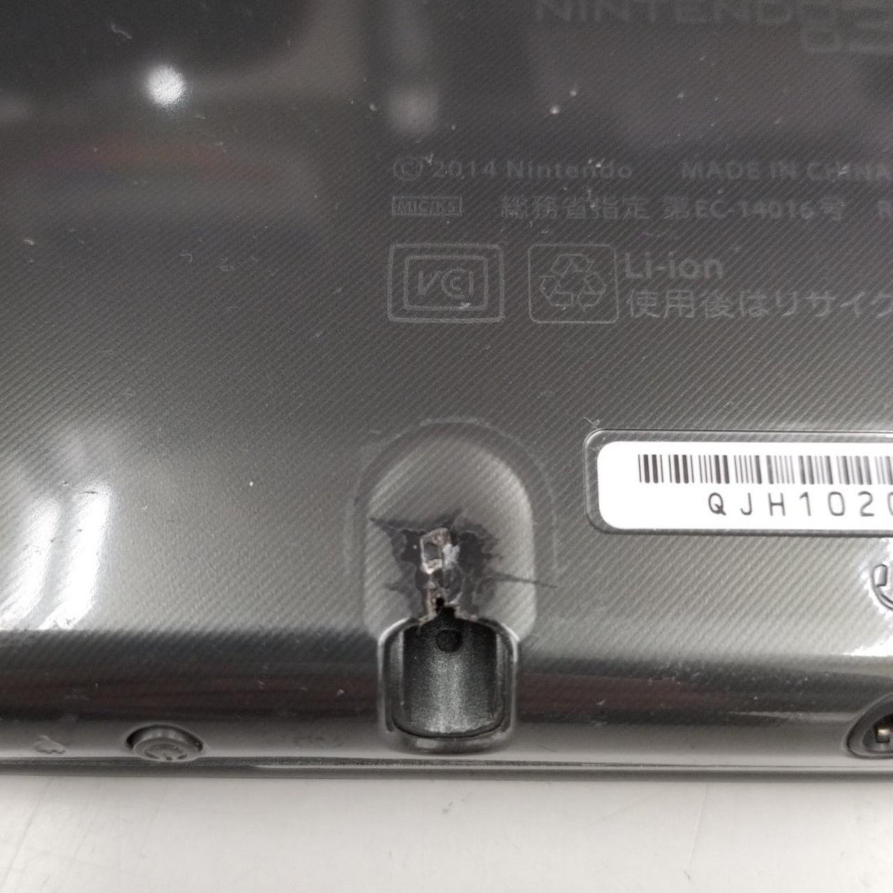 タッチペン収納箇所にひび割れあり