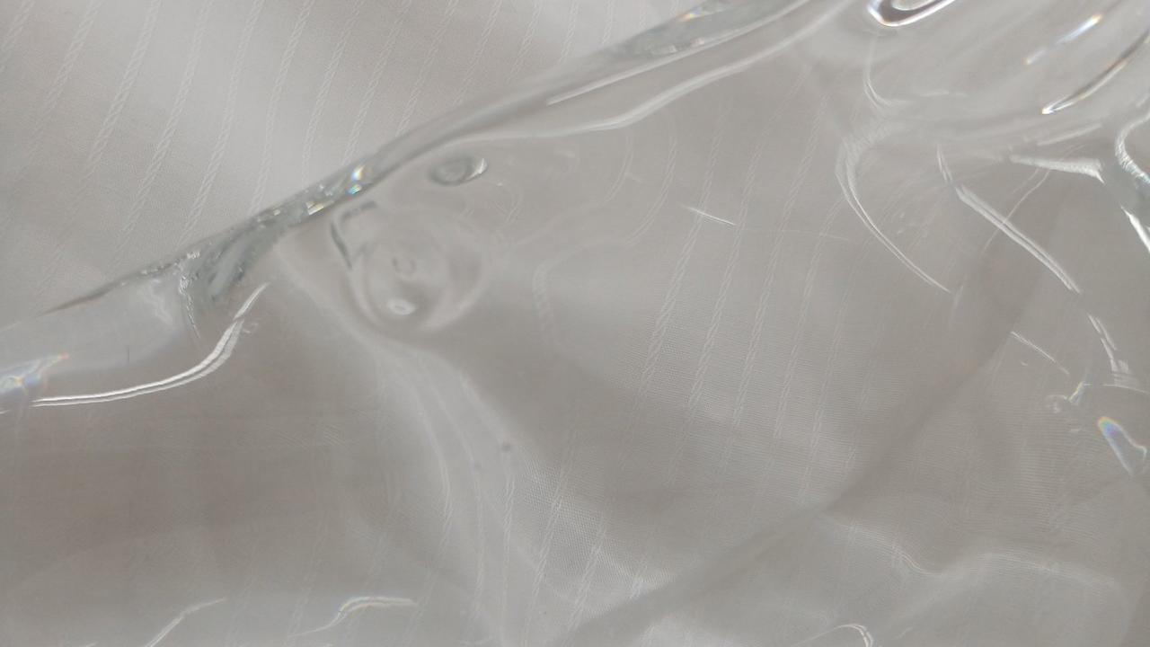 目の下　傷あり