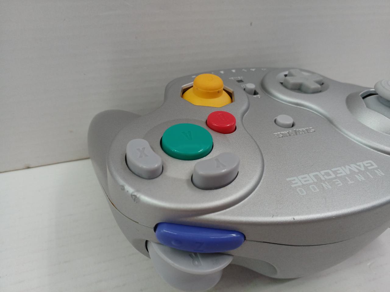 Xボタンの近くに目立つキズあり