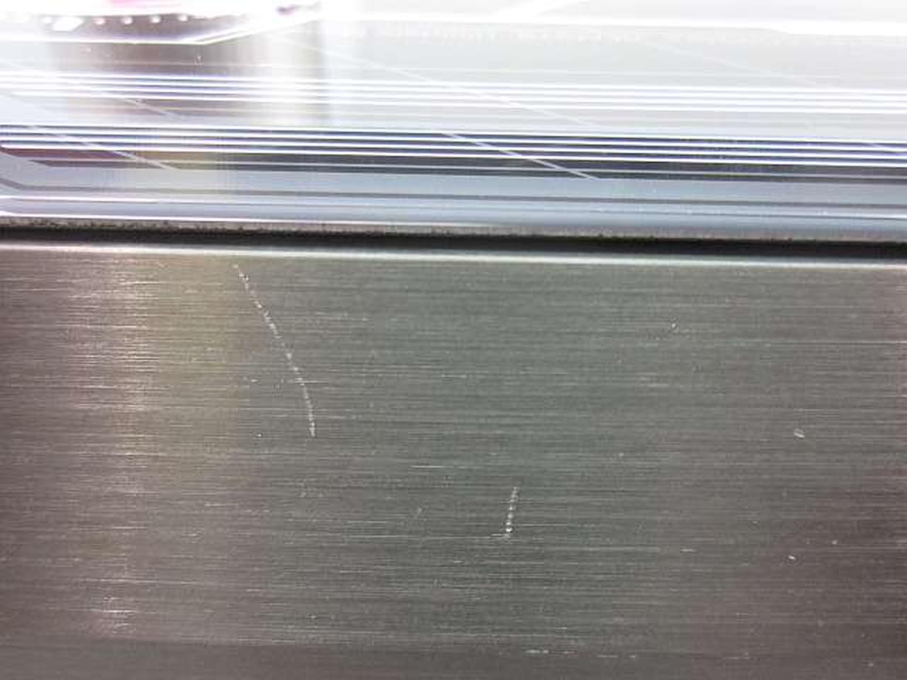 本体_背面：キズ。他にも目立つキズあり。