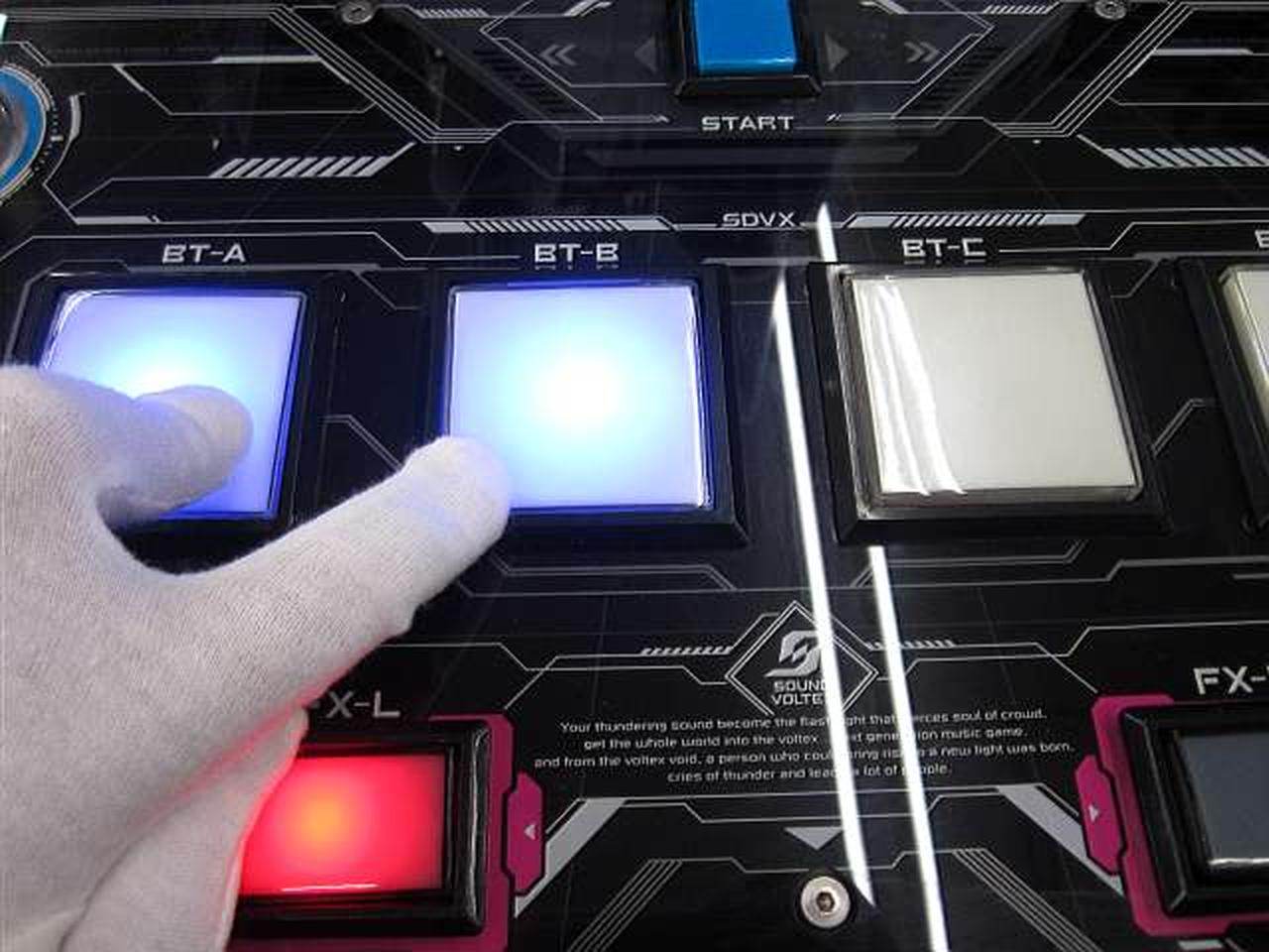 ボタンは押すと光ります！