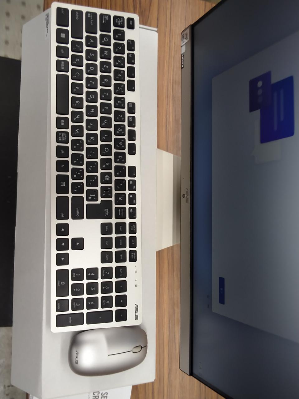 付属のキーボード、マウス