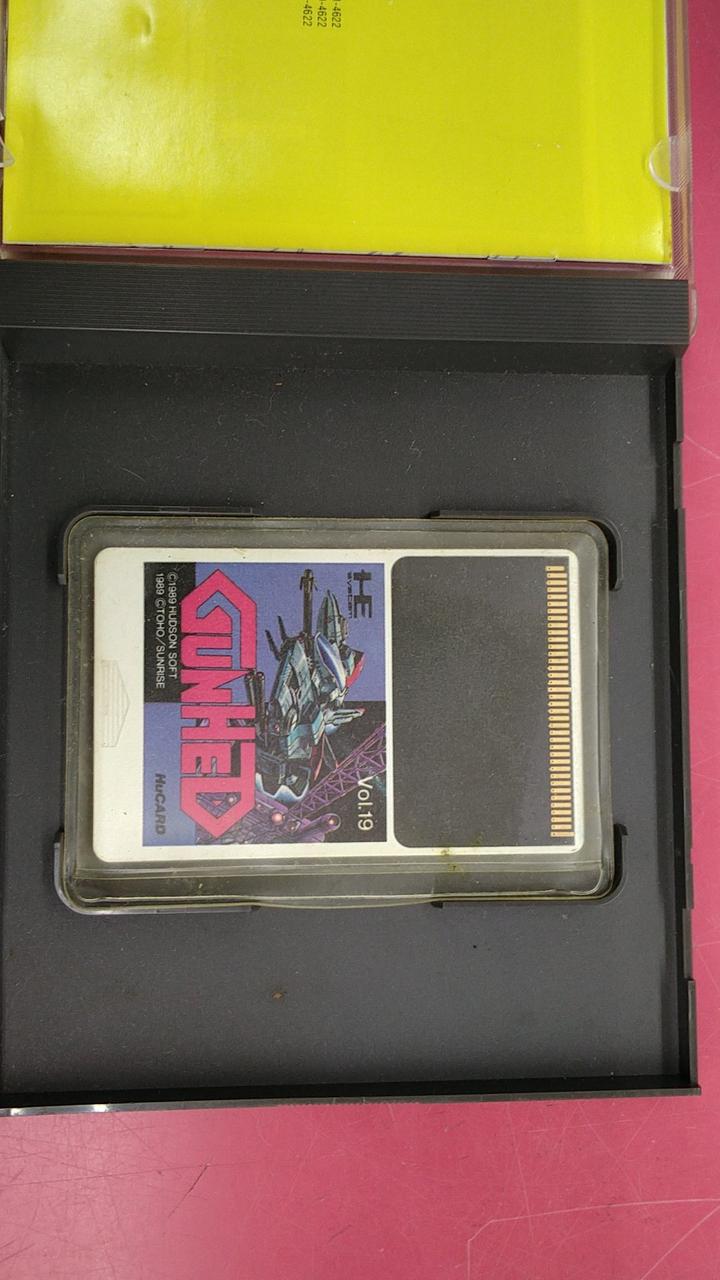 カバーにベタつきあり