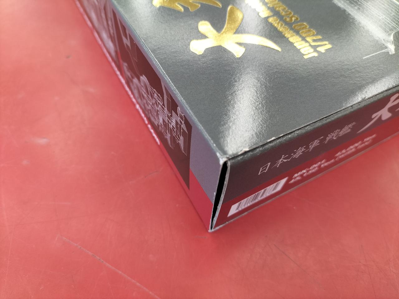 箱の角にスレ傷あります。