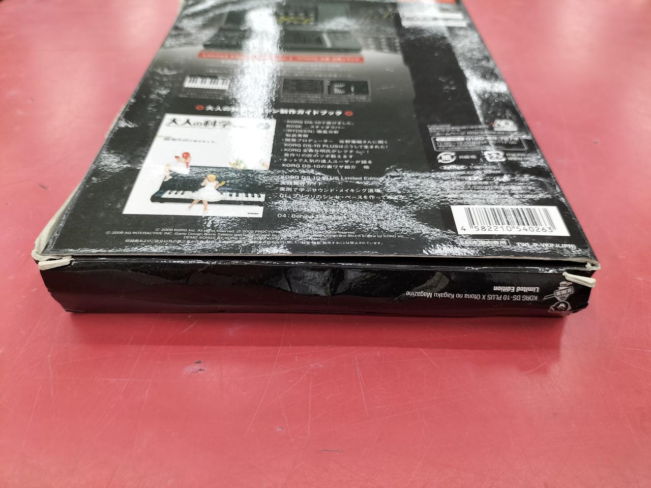 外箱かなりダメージあります。