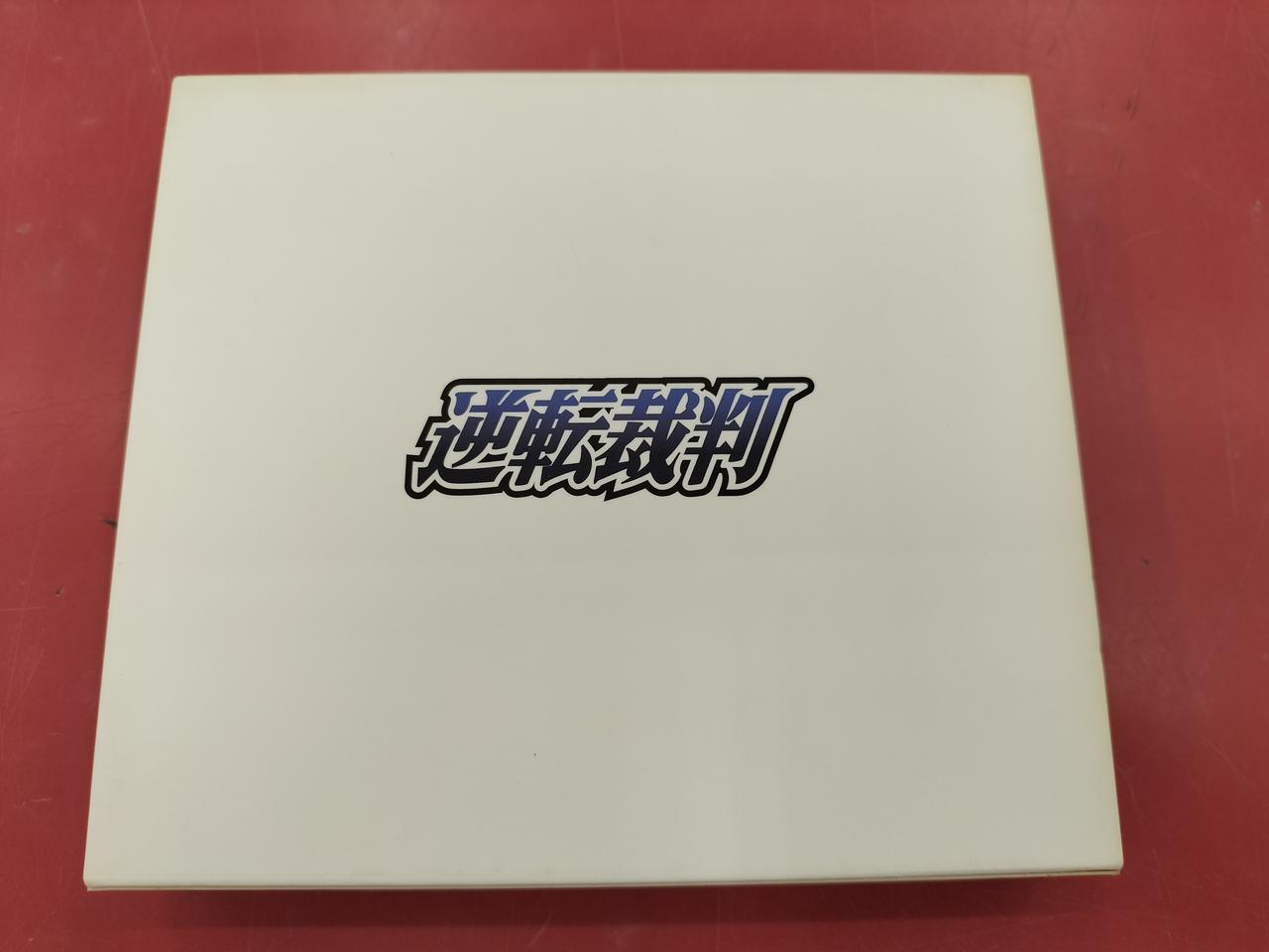 紙ケース裏面の右側に変色見られます。