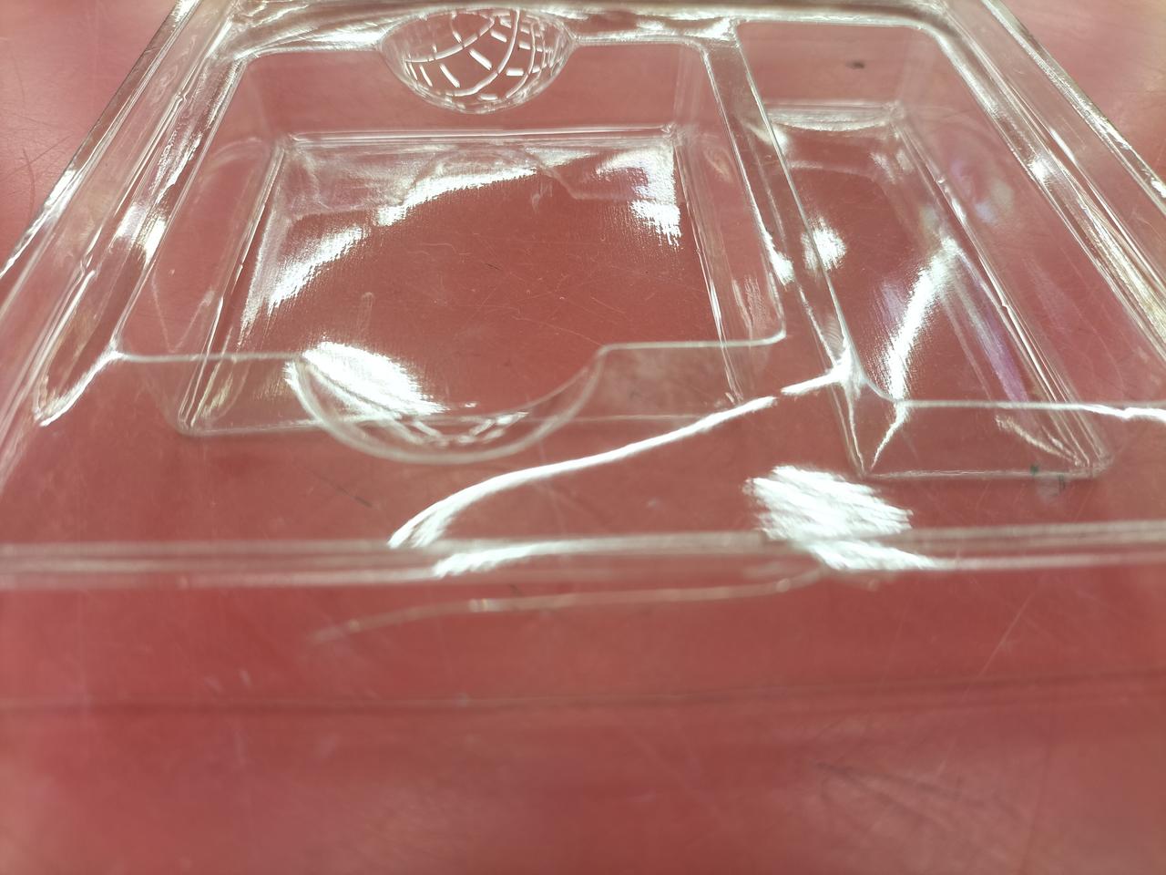 内プラケースの１辺にワレあります。