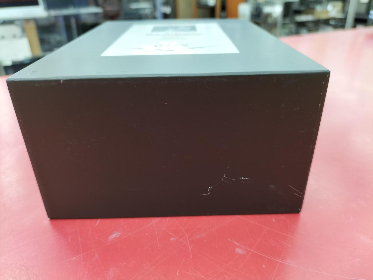 底部右下に白いスレキズあります。