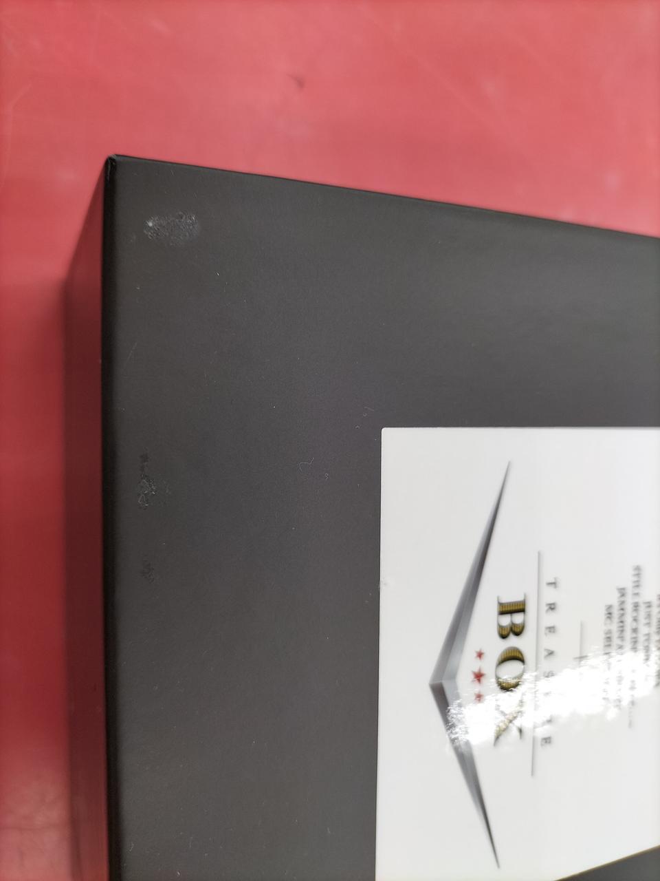 三方背ケース、表面左下に汚れあります。