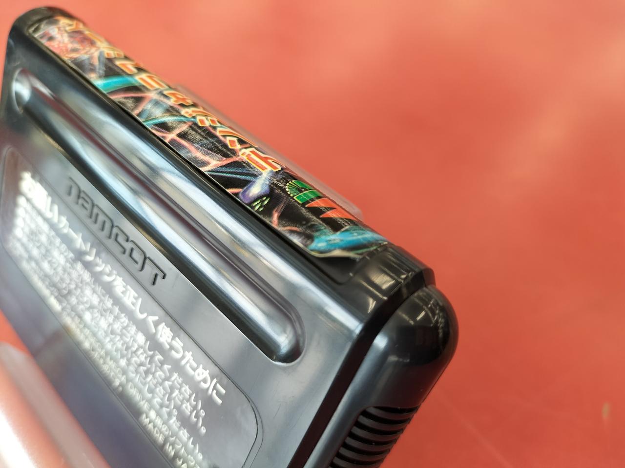 ソフト上部のタイトルシールに反りあり