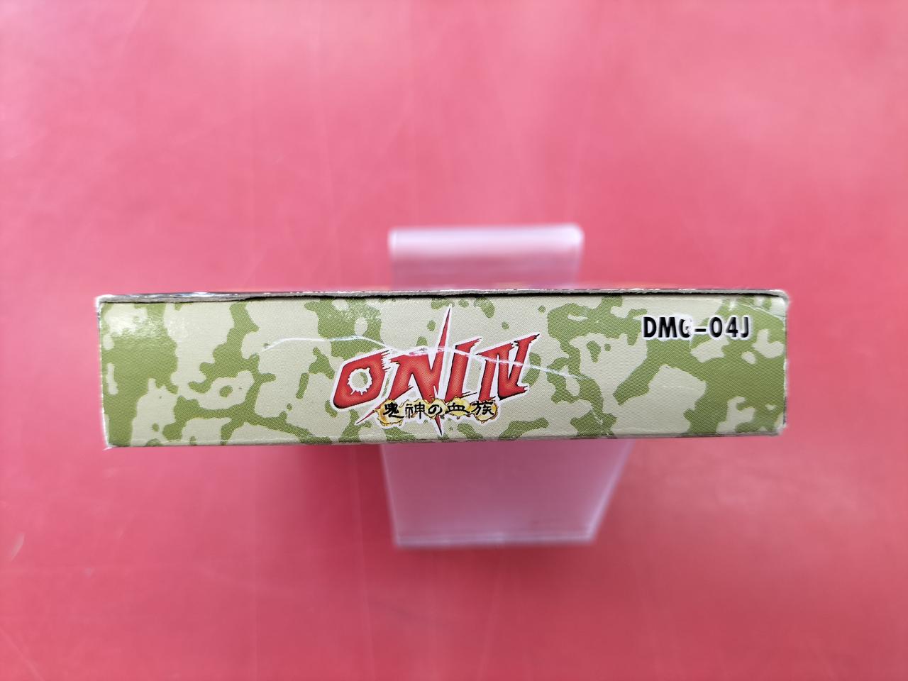 外箱上部にロゴ周りに白い引っ掻きキズあり