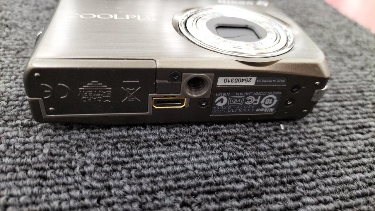 中古 Nikon COOLPIX S700 銀 デジカメ ジャンク ２個セット 中古 Nikon COOLPIX S700 銀 デジカメ ジャンク 2個セット 中古