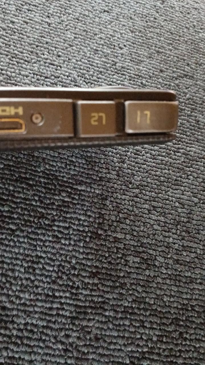 L1ボタン補修跡あります。