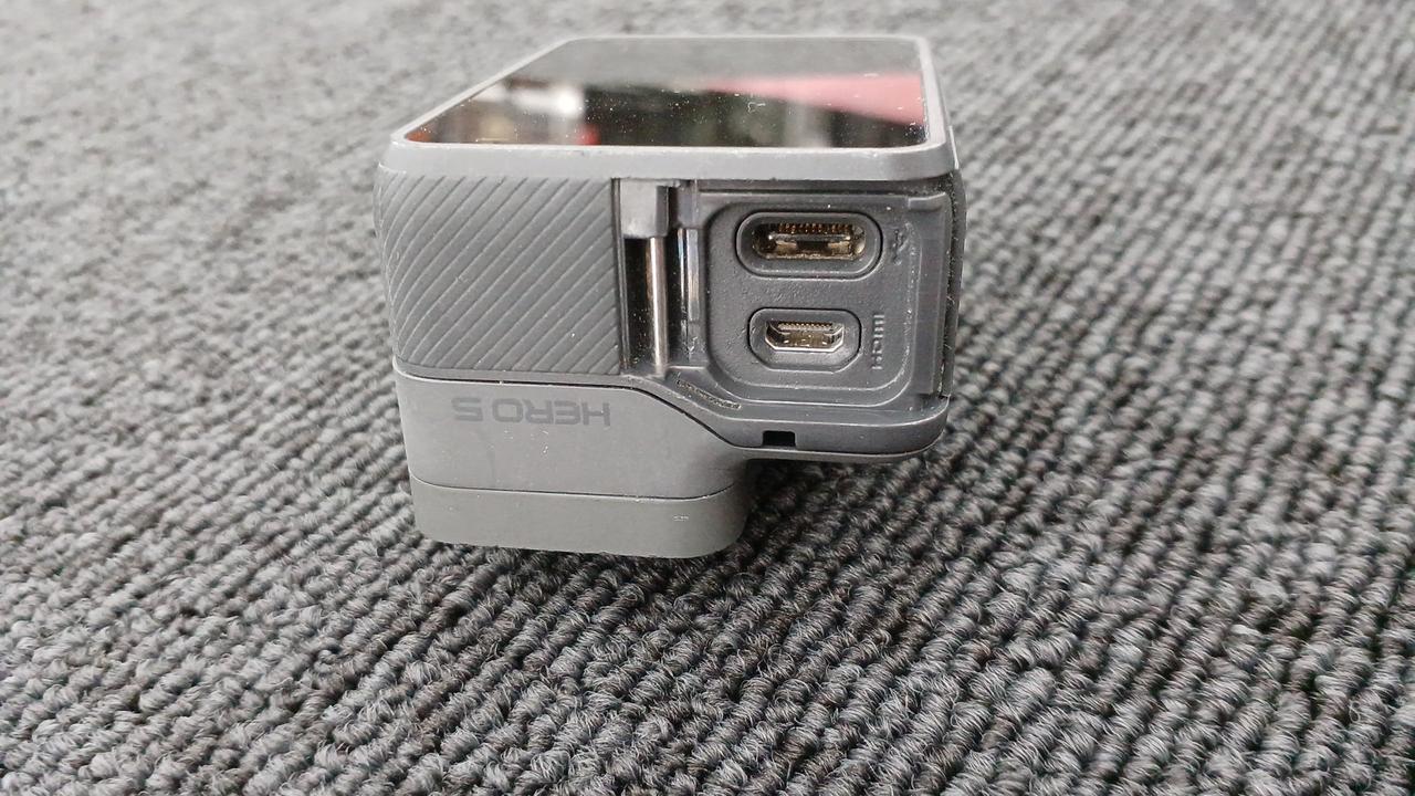 カバー破損しています。