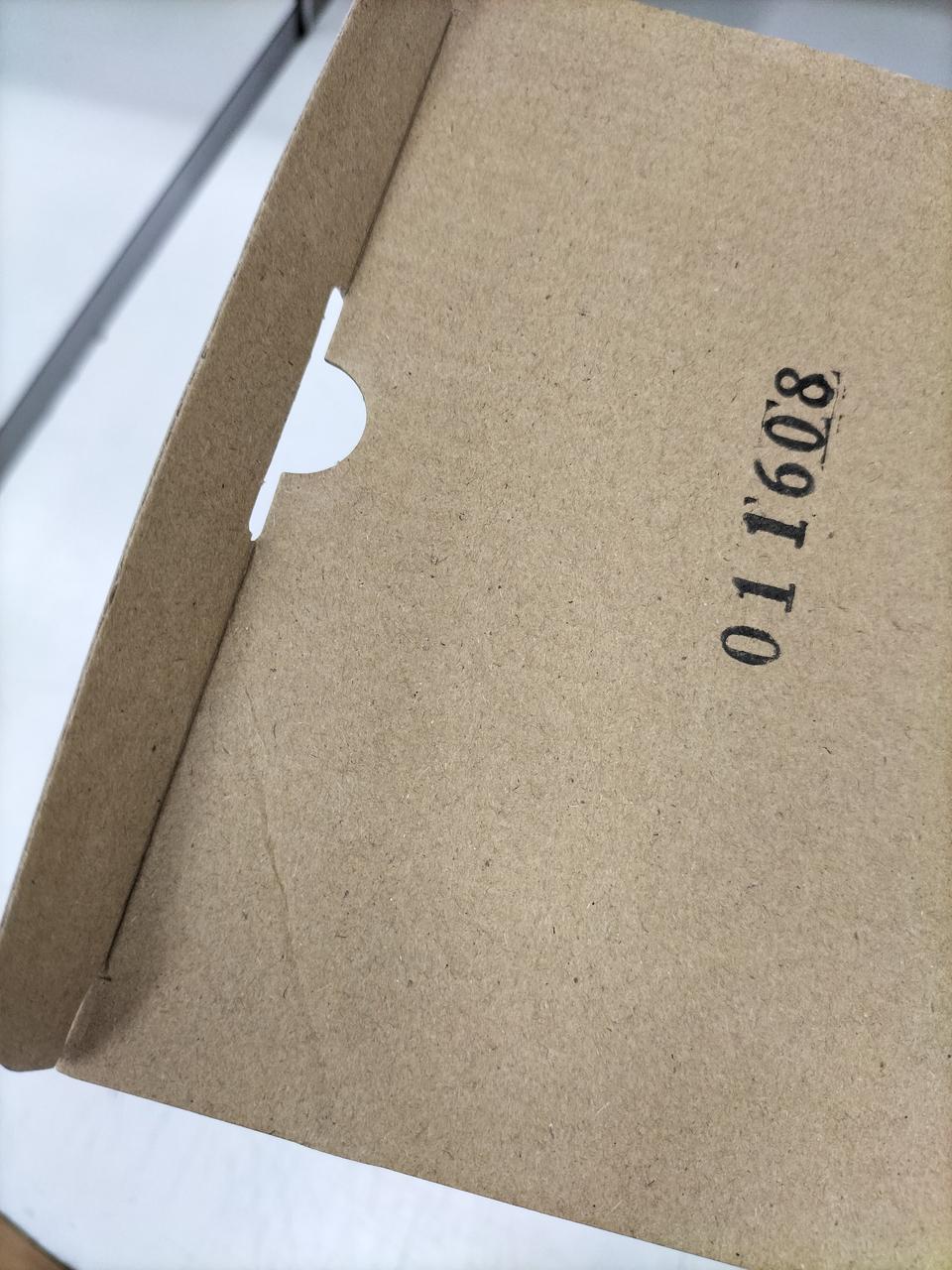 箱の上蓋の左側に折れスジあります。