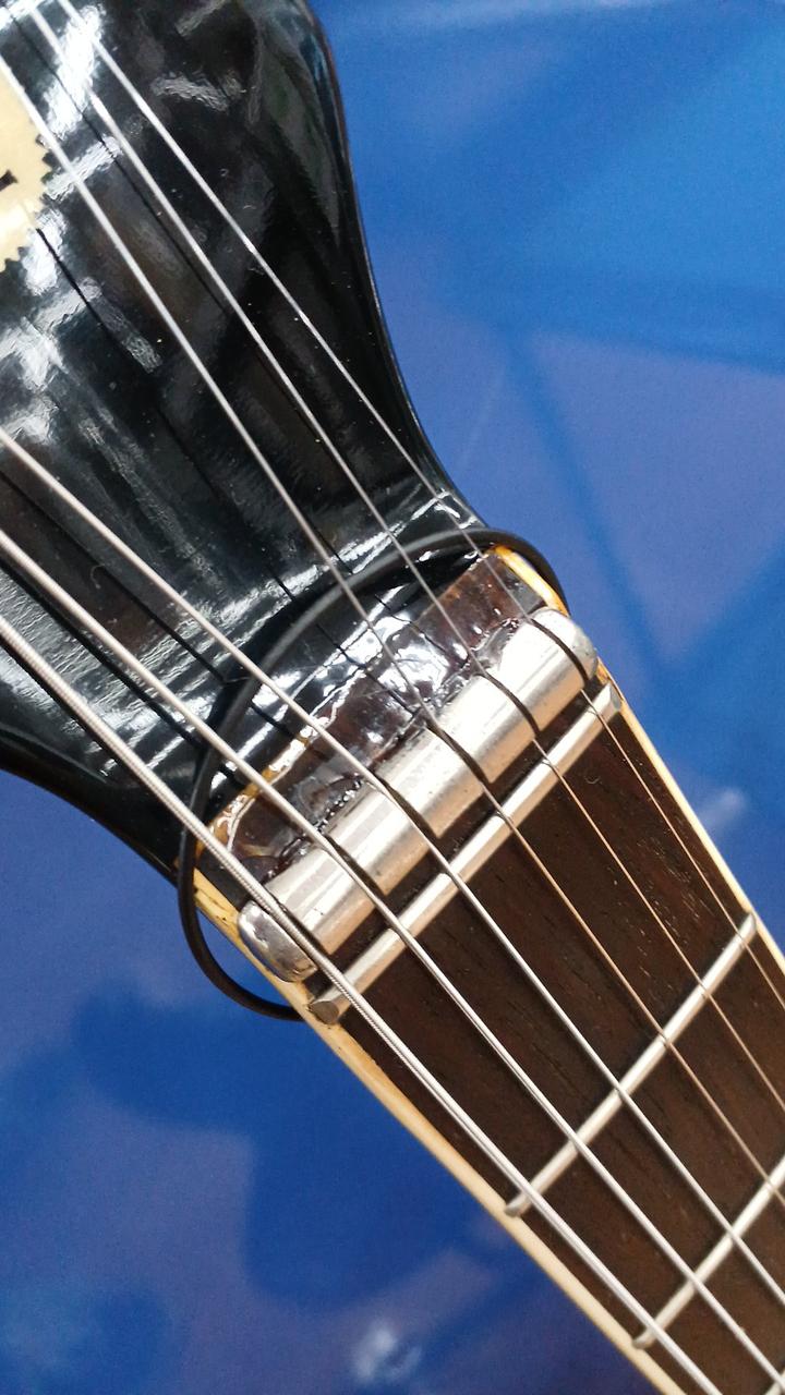 接着剤でとめた後があります。