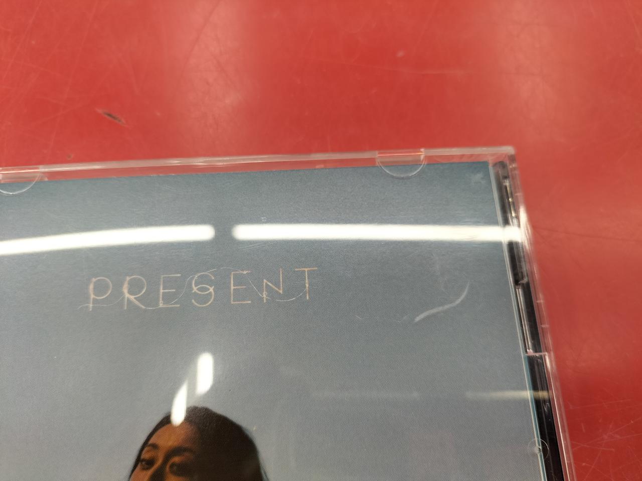 ケース、右端にキズあります