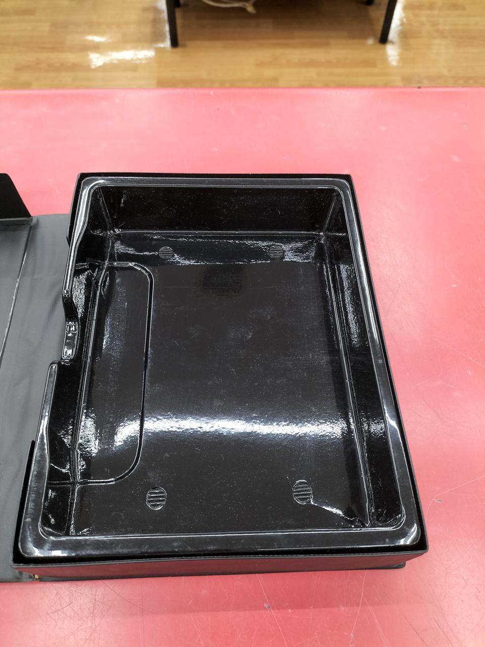 内プラケース、割れはないです。