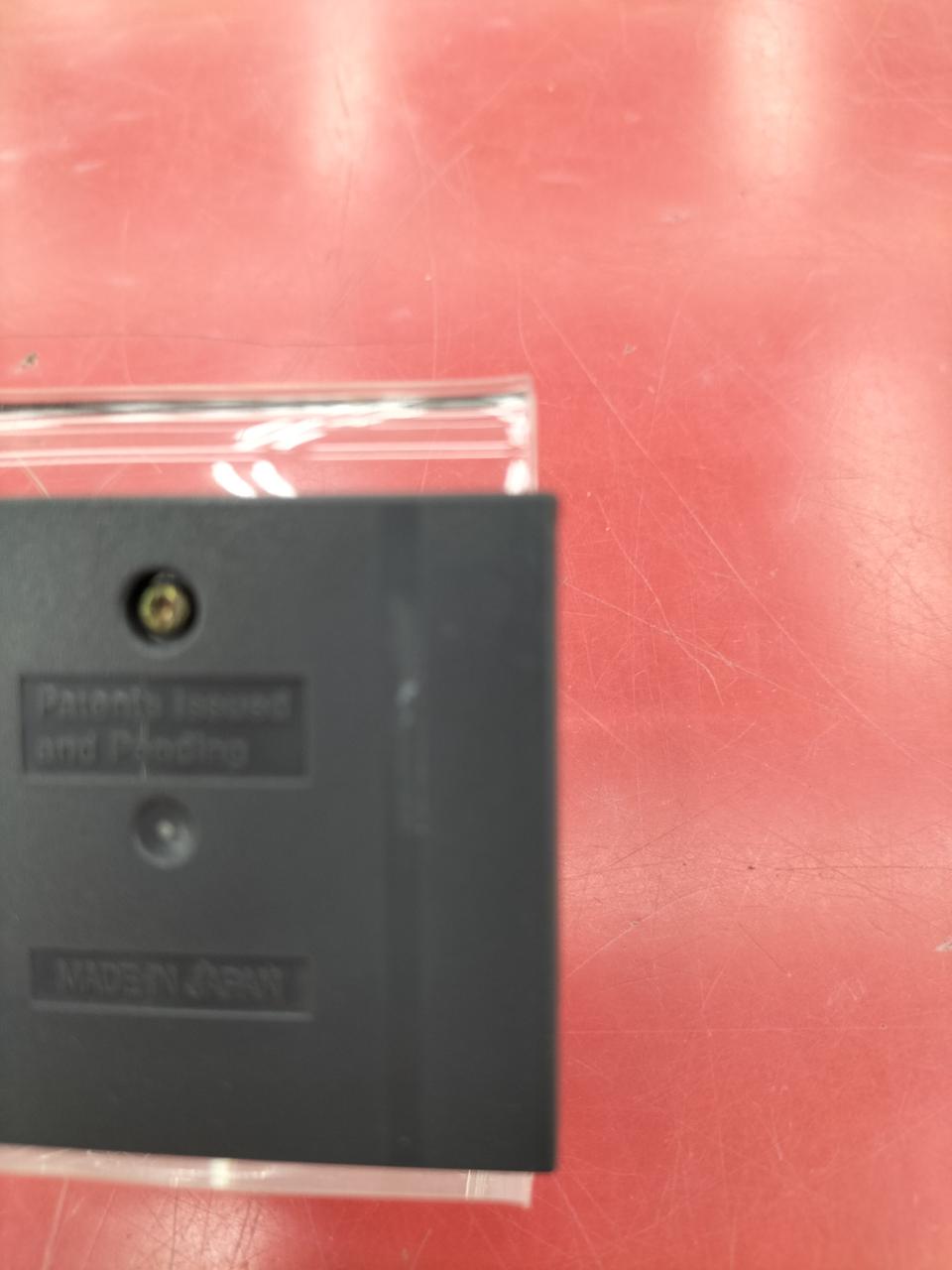 右側に白い汚れあります。