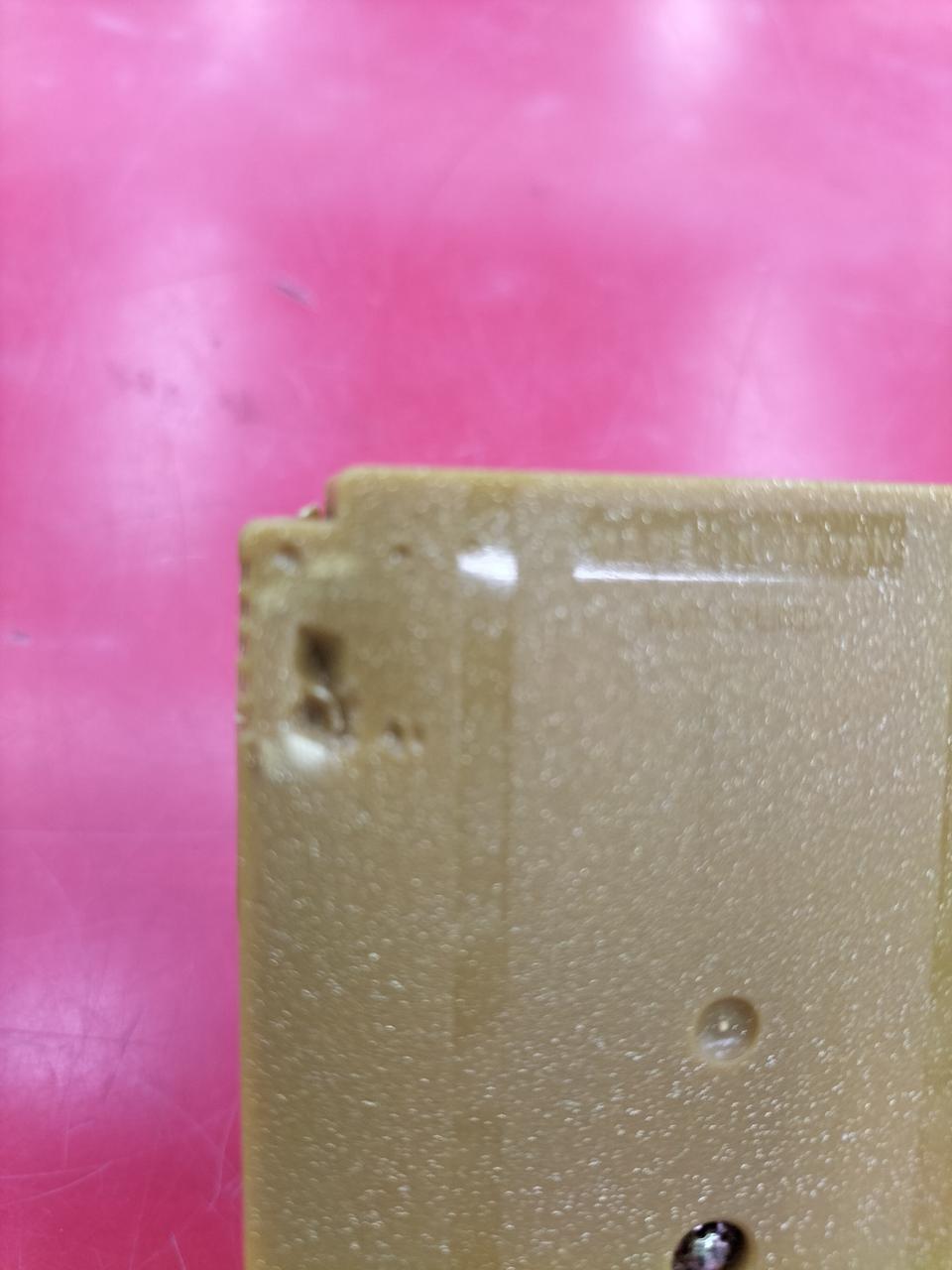 裏面も犬？のような噛み跡あります