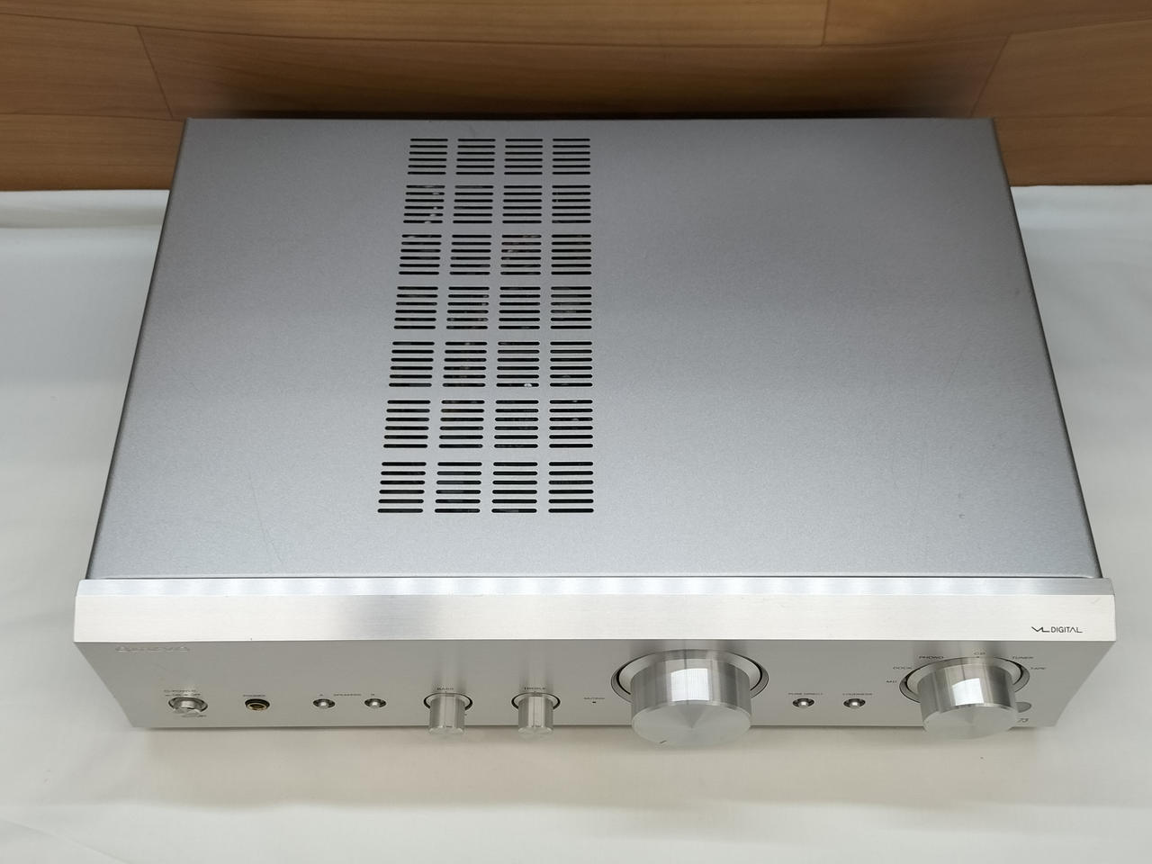 ONKYO オンキヨー プリメインアンプ A-973 シルバー オンキヨー、フルサイズのピュア用デジタルアンプ/CDプレーヤー