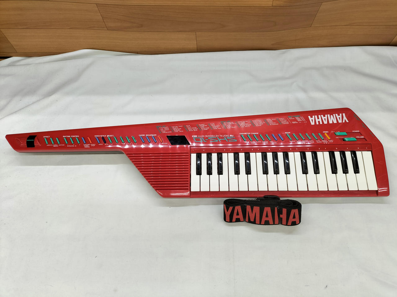 ヤマハ　ショルダーキーボード Amazon.co.jp: ヤマハ(YAMAHA) ショルダーキーボード 37鍵盤