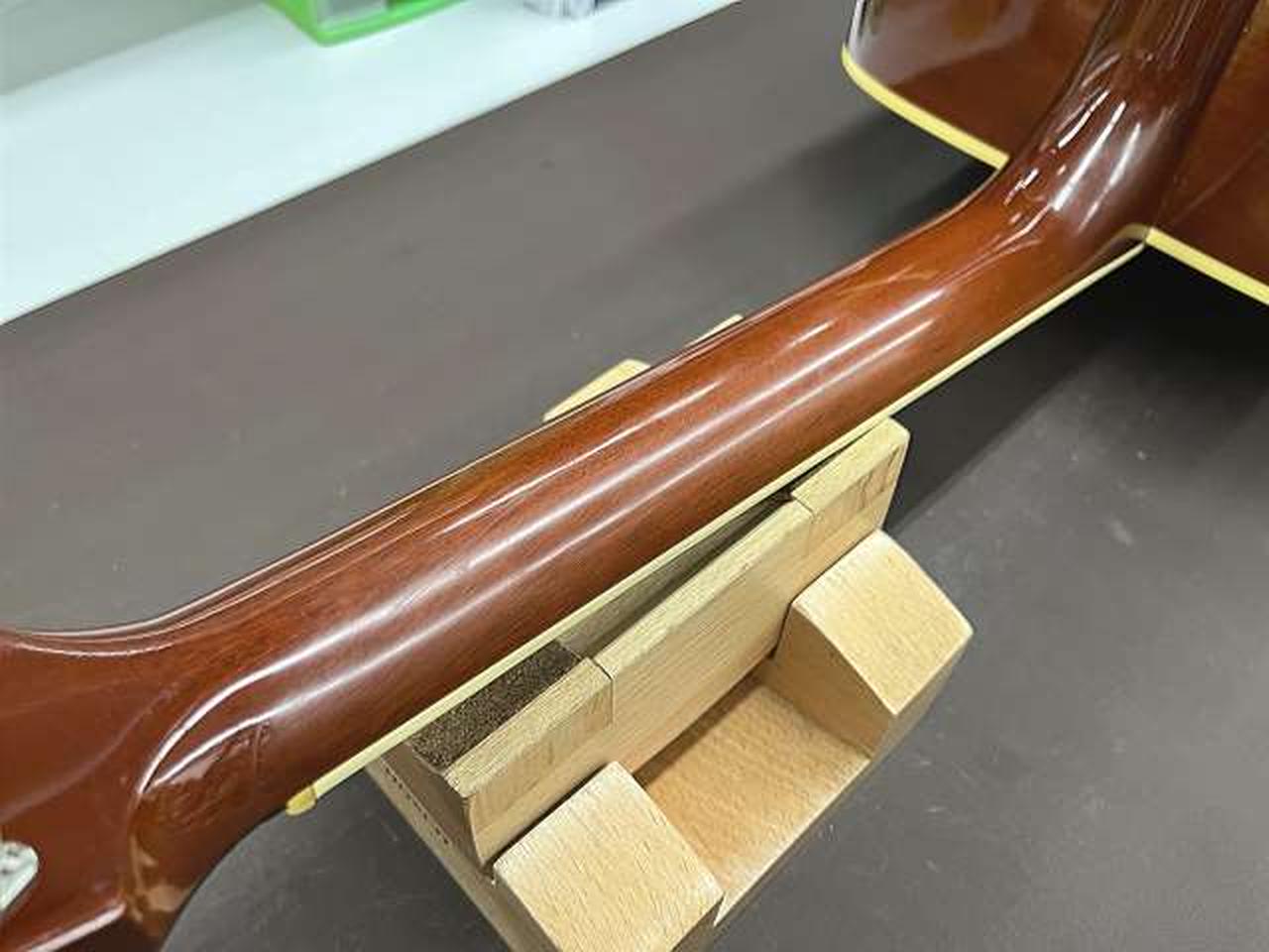 ネック裏も塗装劣化