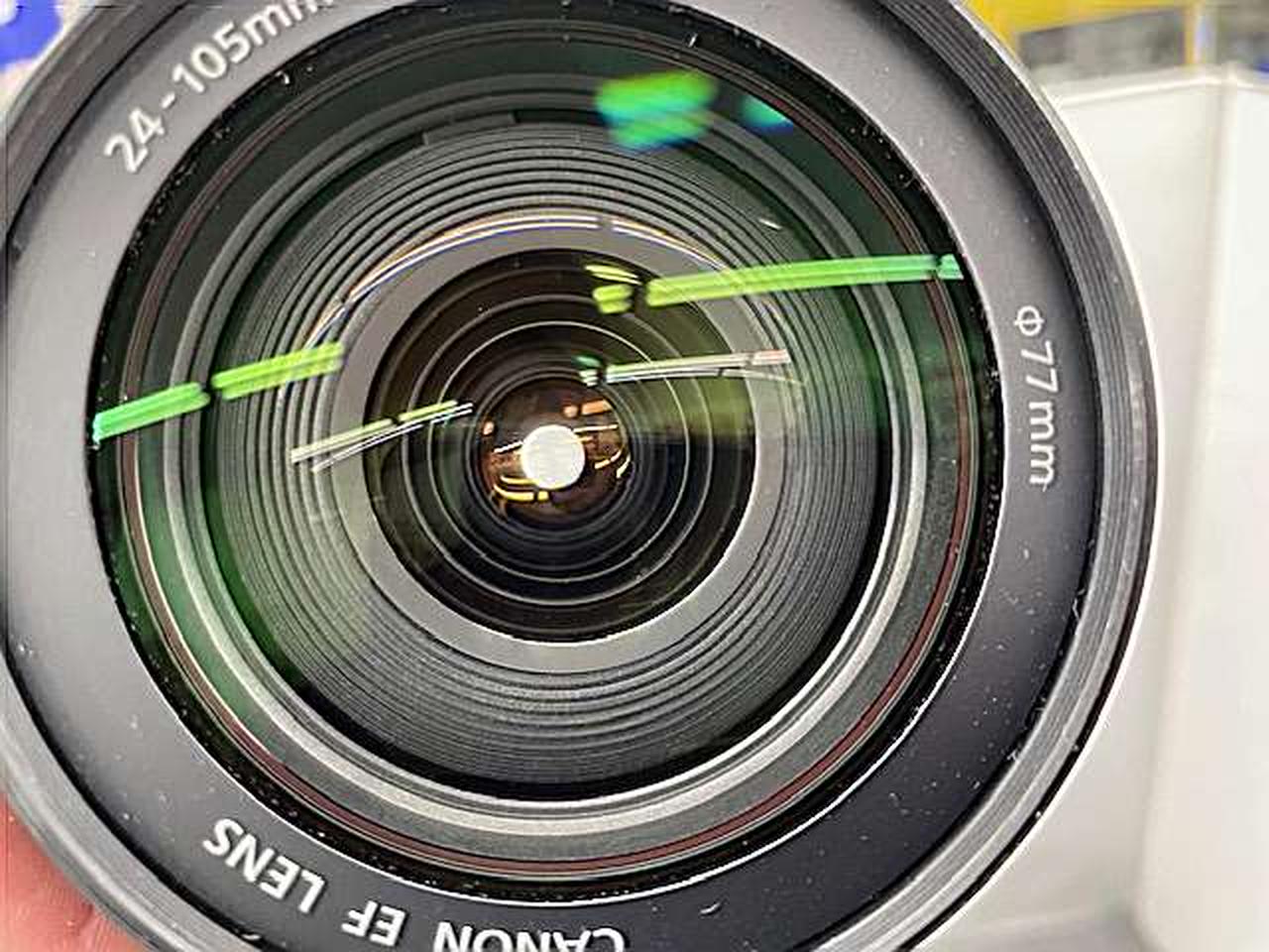 レンズ中央よりやや右上の方少しキズ有