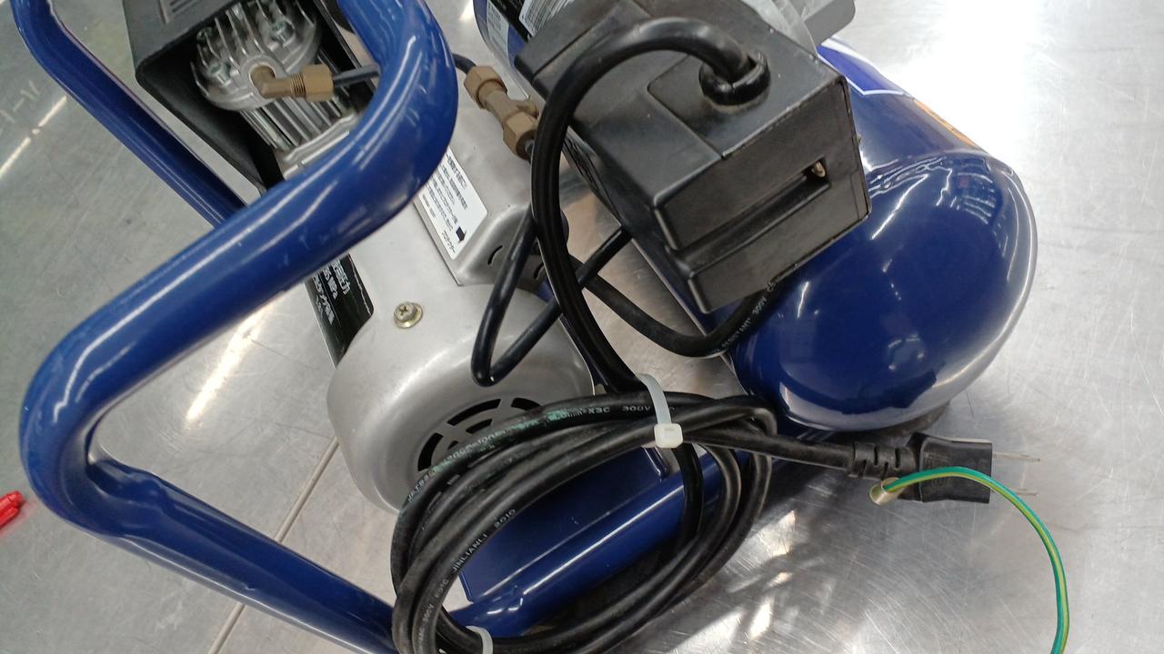 アネスト岩田エアーコンプレッサー  #殆ど使わず放置してました アネスト岩田エアーコンプレッサー #殆ど使わず放置してました