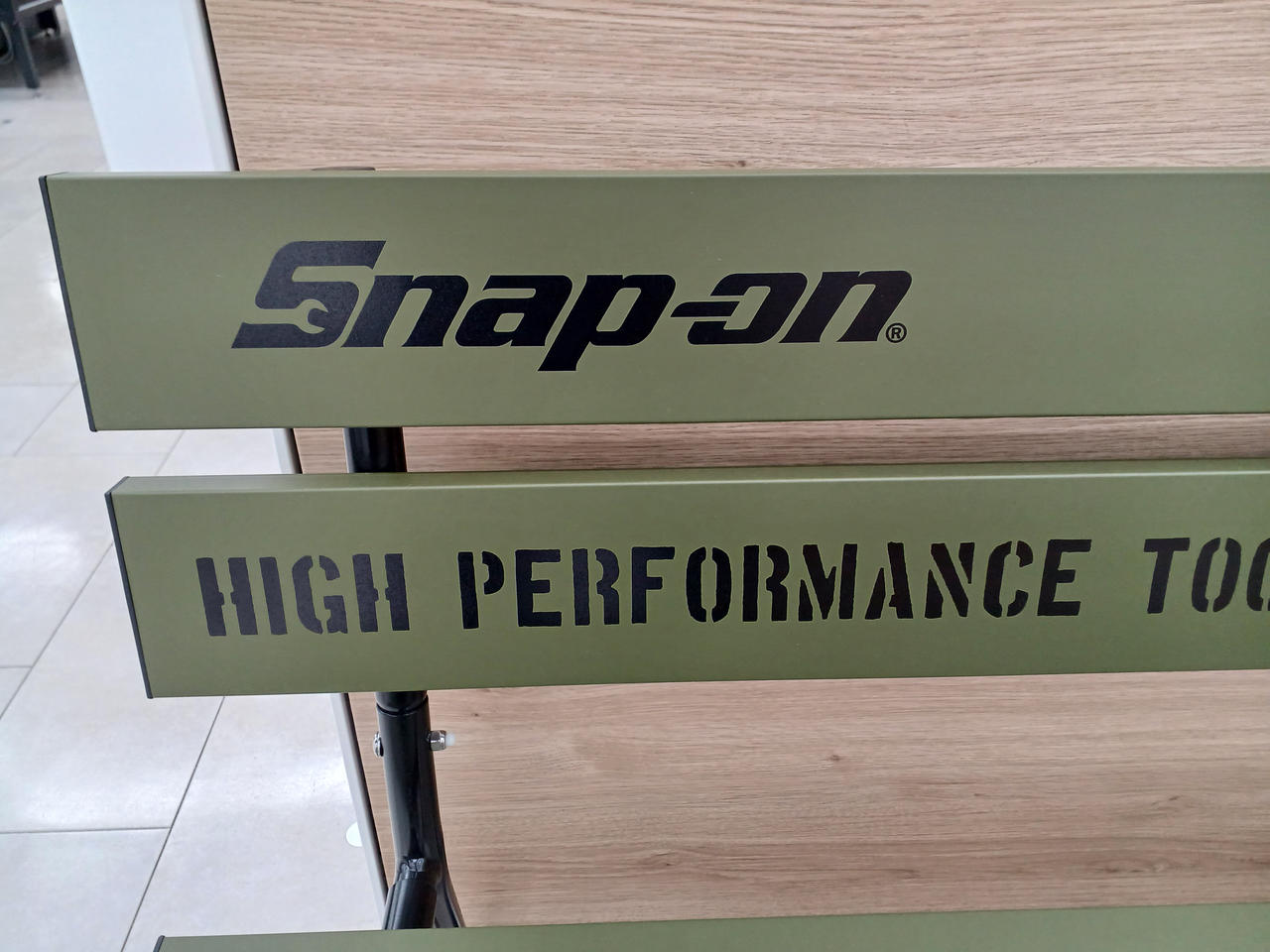 スナップオンアルミ製ベンチ　トリコロールカラー(1枚目画像)新品未開封商品 スナップオンアルミ製ベンチ トリコロールカラー(1枚目画像)新品