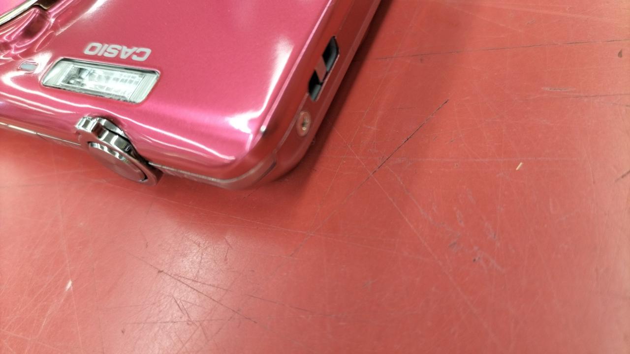 ほとんどわからないキズが角隅にあります