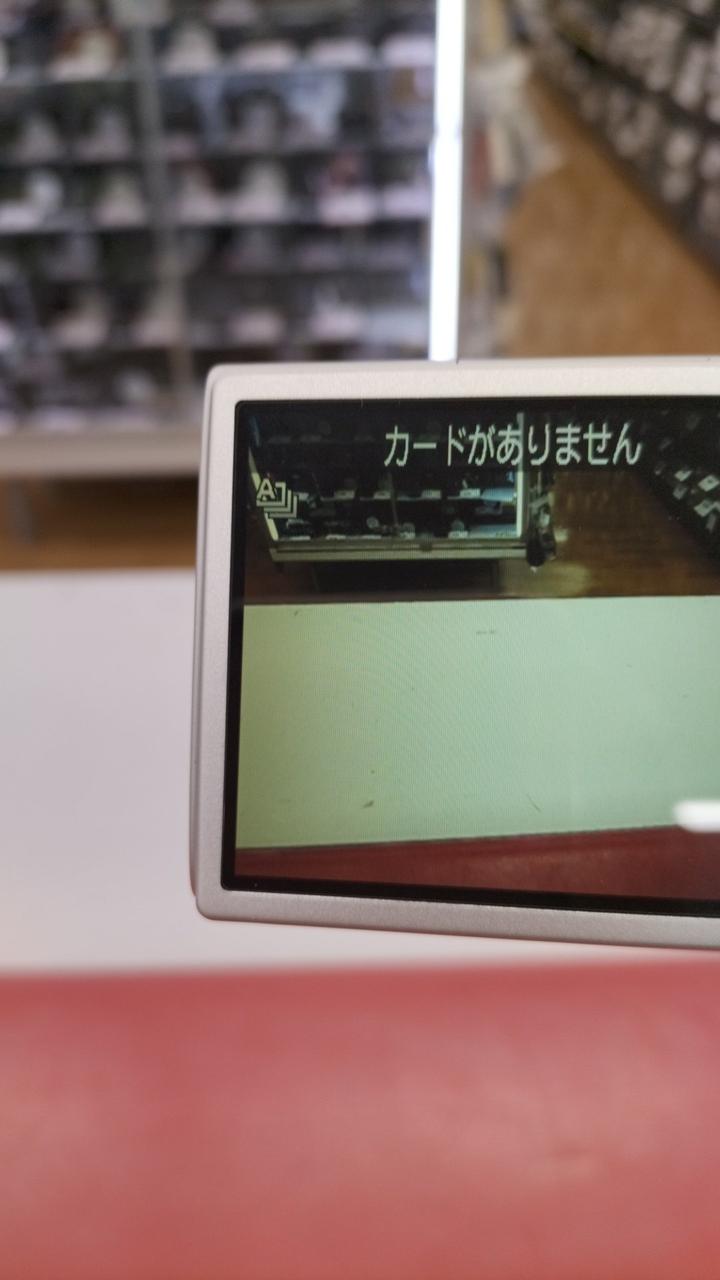 画面左が特に黄ばみを感じます