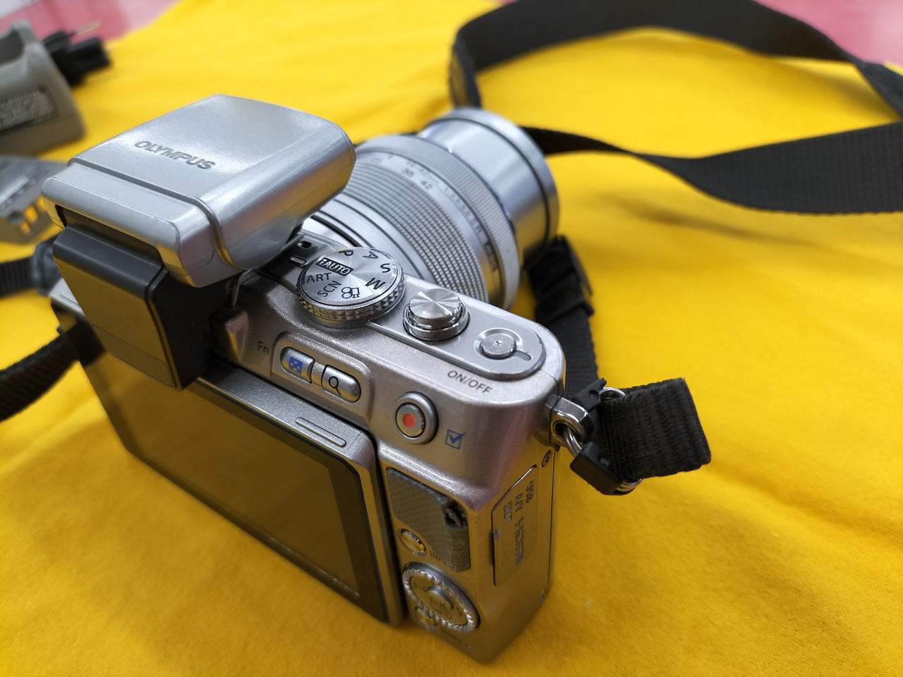 OLYMPUS ミラーレス一眼 本体と充電器 OLYMPUS|ミラーレス一眼|HARDOFFオフモール（オフモ