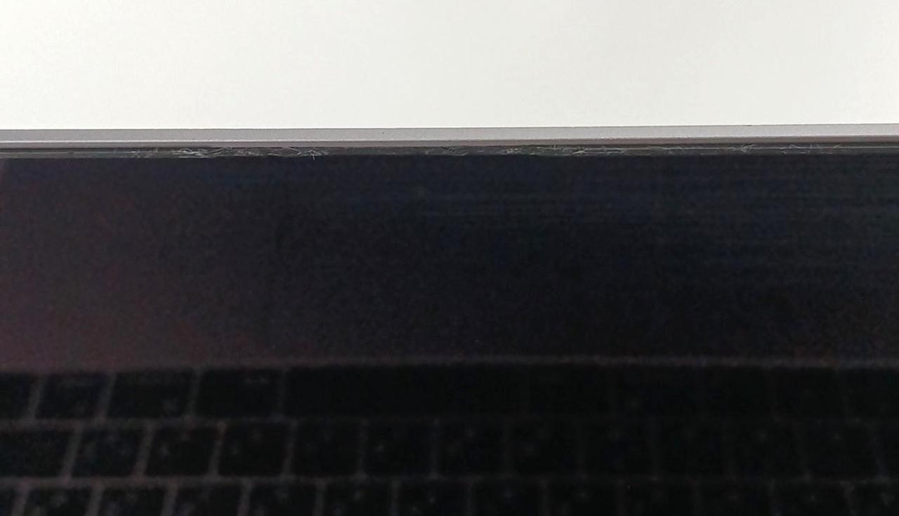 モニター上部の縁にキズがあります