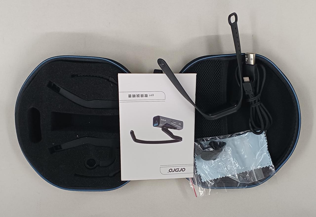 付属品ポーチの中身です。