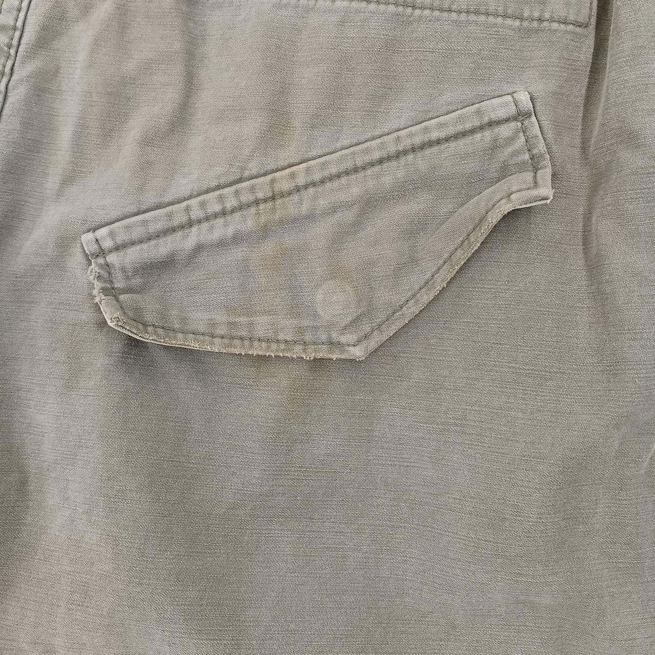 右ポケットに一部変色あり。