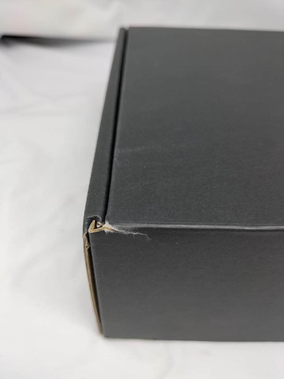 箱の端に破れがあります。