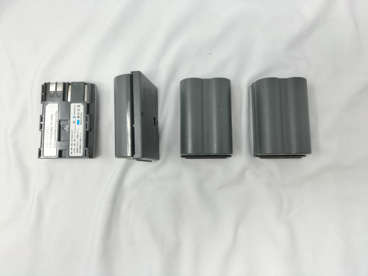 バッテリーパックのカバー1個不足です。
