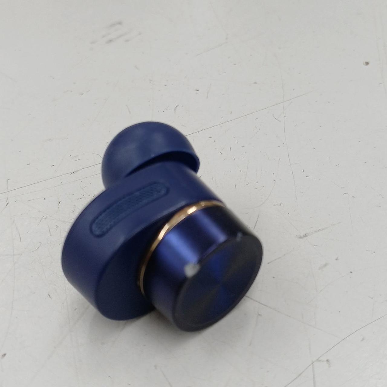 右側イヤホンに目立つキズがあります