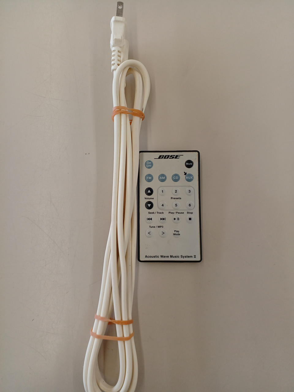 付属品のリモコンと電源ケーブル