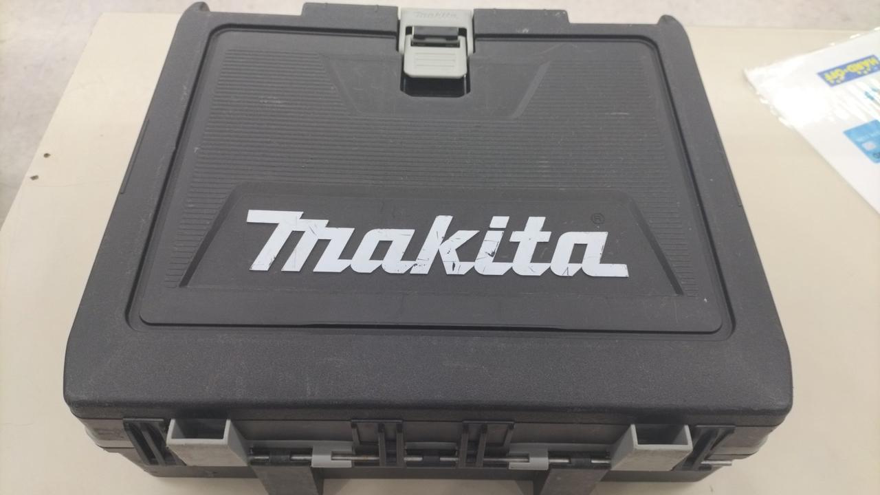 全体的に汚れあり。