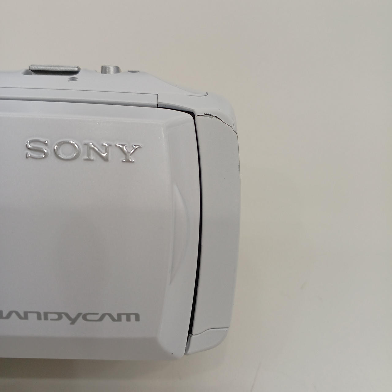 本体にひび割れあります。