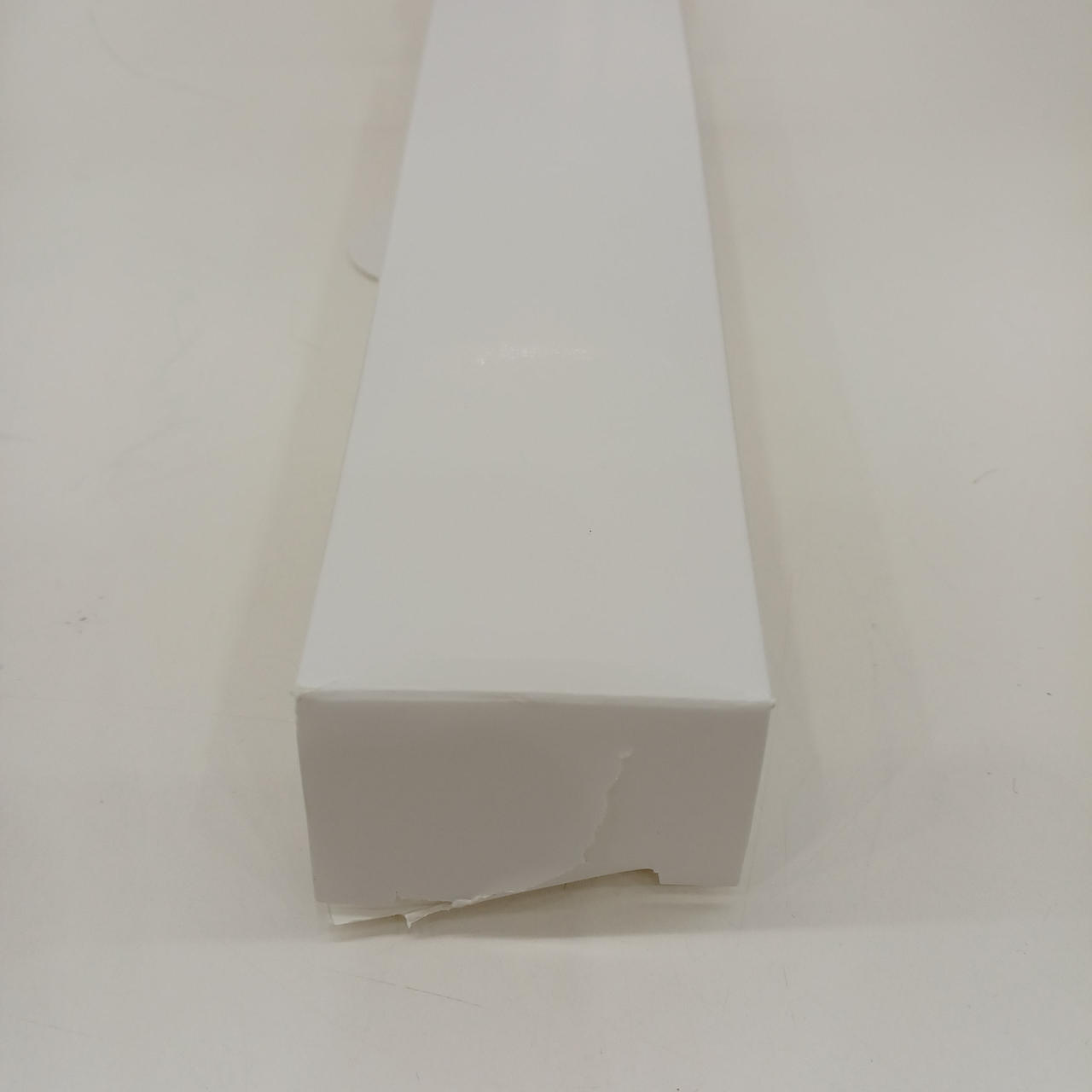 付属品の箱に破れあります。