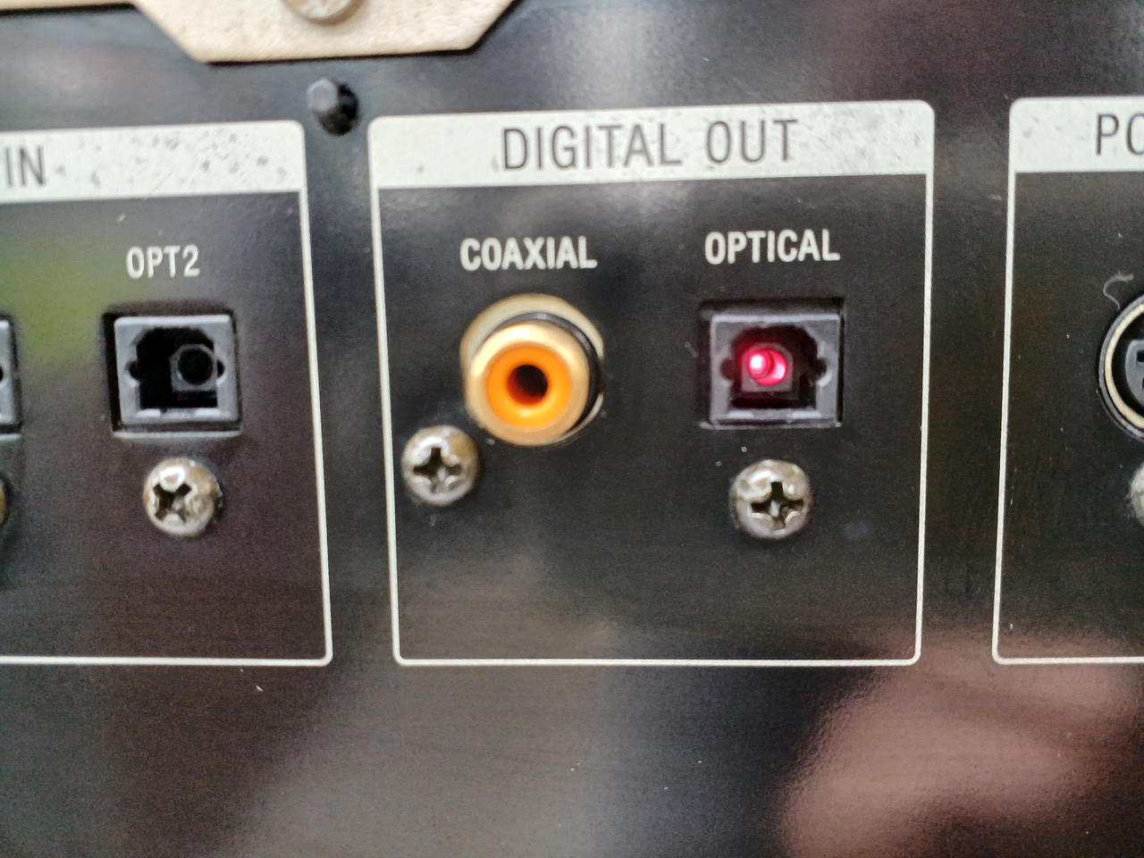 光デジタル出力端子は光っています。