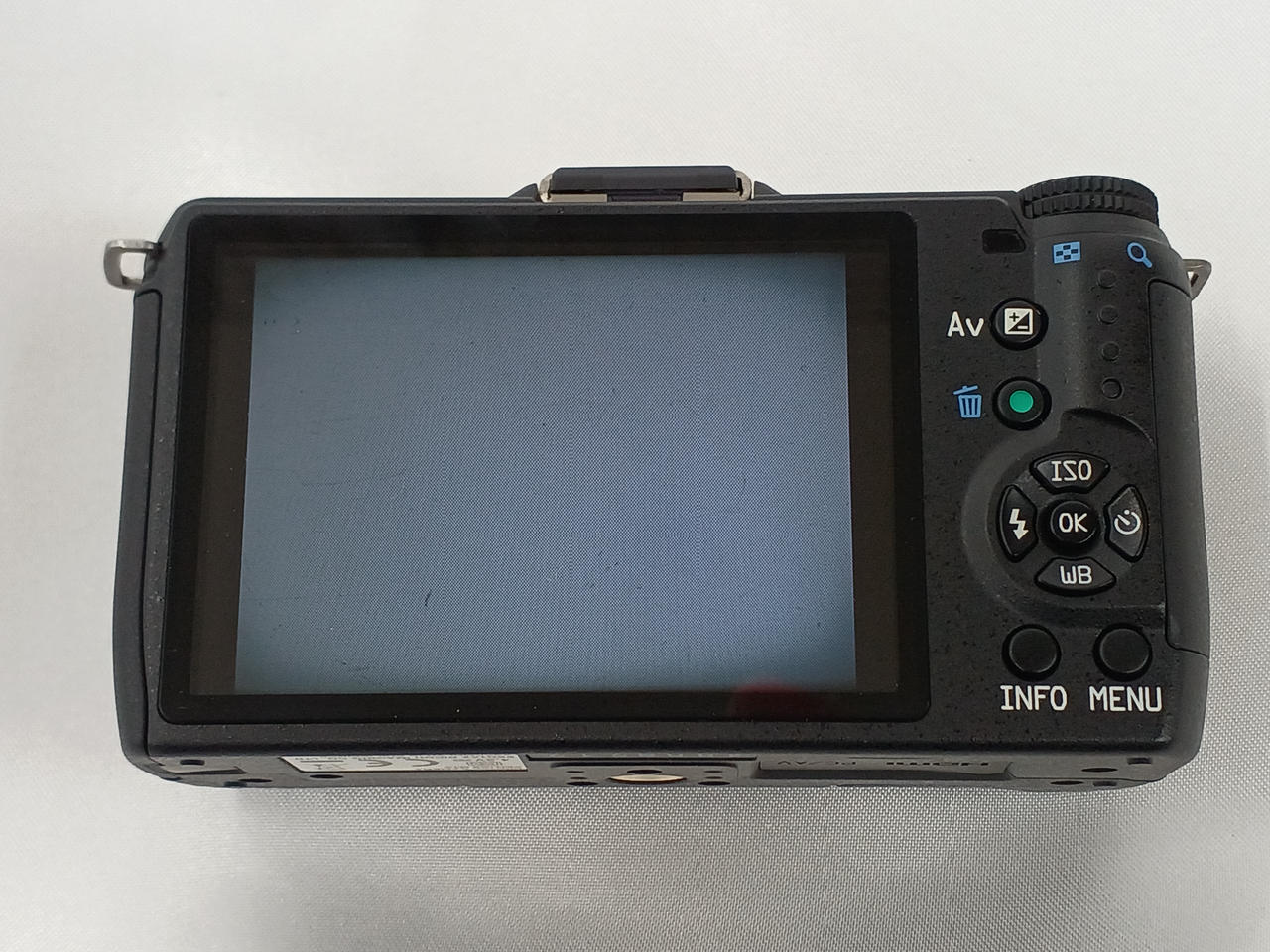 写真だと分かりづらいですが液晶角暗いです