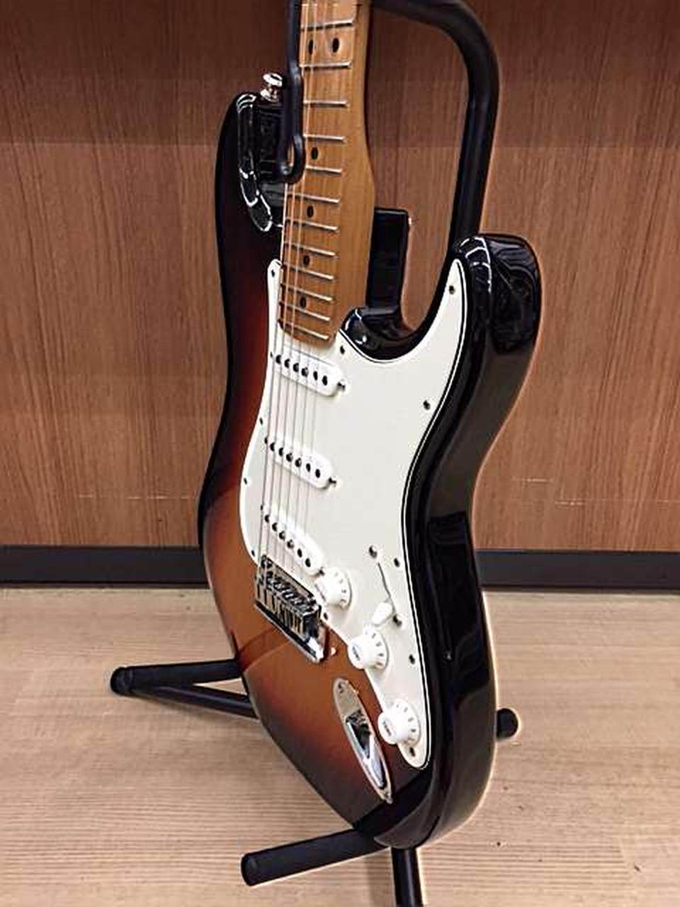 フェンダーストラトキャスター 漆塗りのストラトキャスターも登場──「Fender Flagship Tokyo