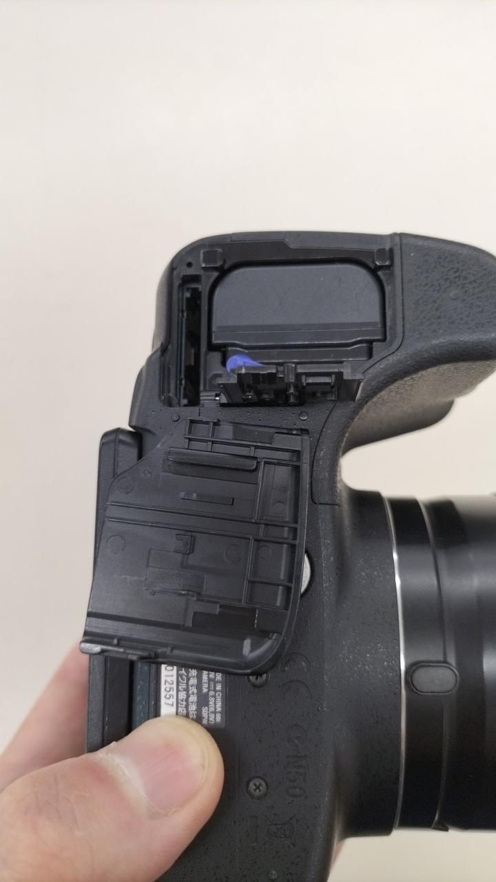 保護蓋のパーツに破損があり、取れます。